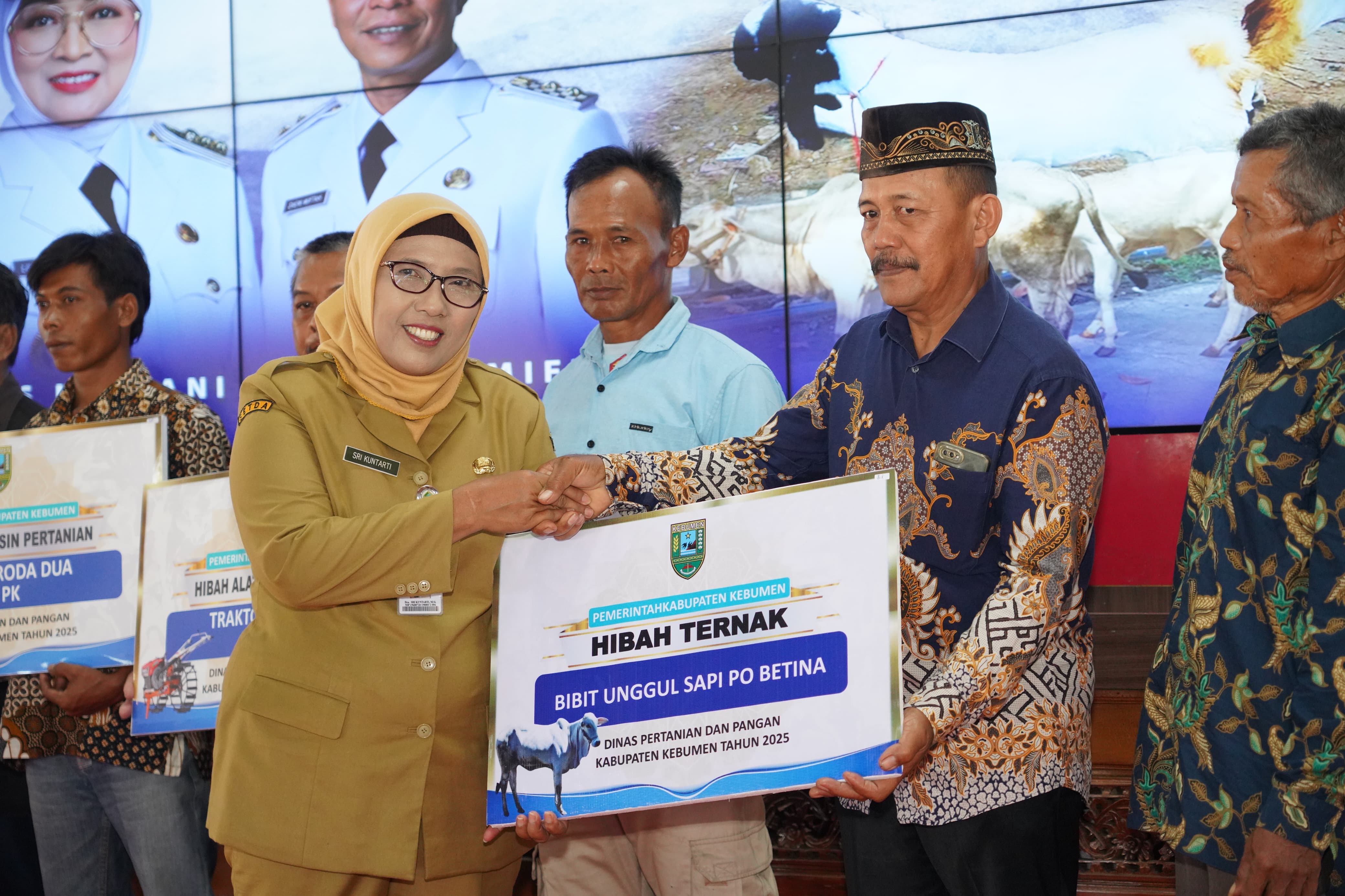 Bupati Kebumen Lilis Nuryani secara simbolis menyerakan bantuan hibah dan bantuan keuangan khusus (BKK) di Pendopo Kabumian, Senin (3/11). (Dokumentasi Prokopim Kebumen)  &nbsp;