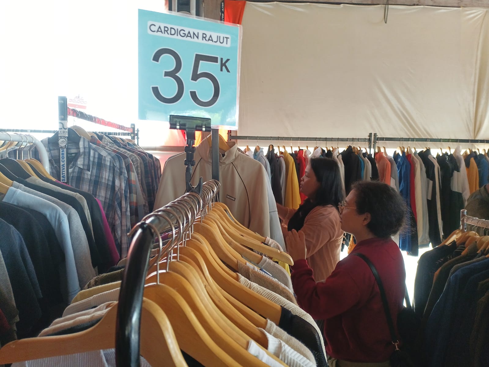 Masyarakat antusias mendatangi bazar pakaian bekas atau thrifting di salah satu rumah makan terkenal di Kebumen, Senin (3/11). (M Hafied/Radar Jogja)