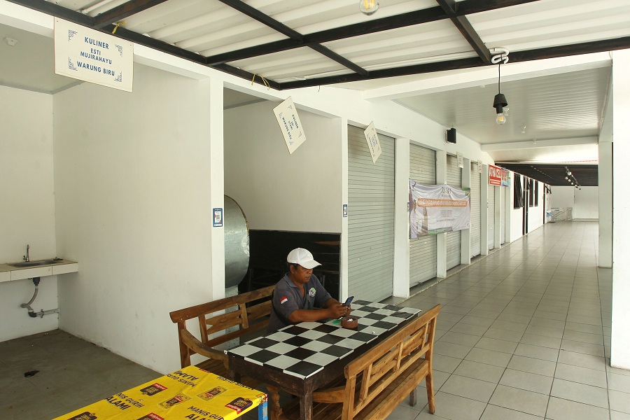 Suasana sepi di zona kuliner di rooftop Pasar Sentul, Kota Jogja, Senin (3/11/2025).