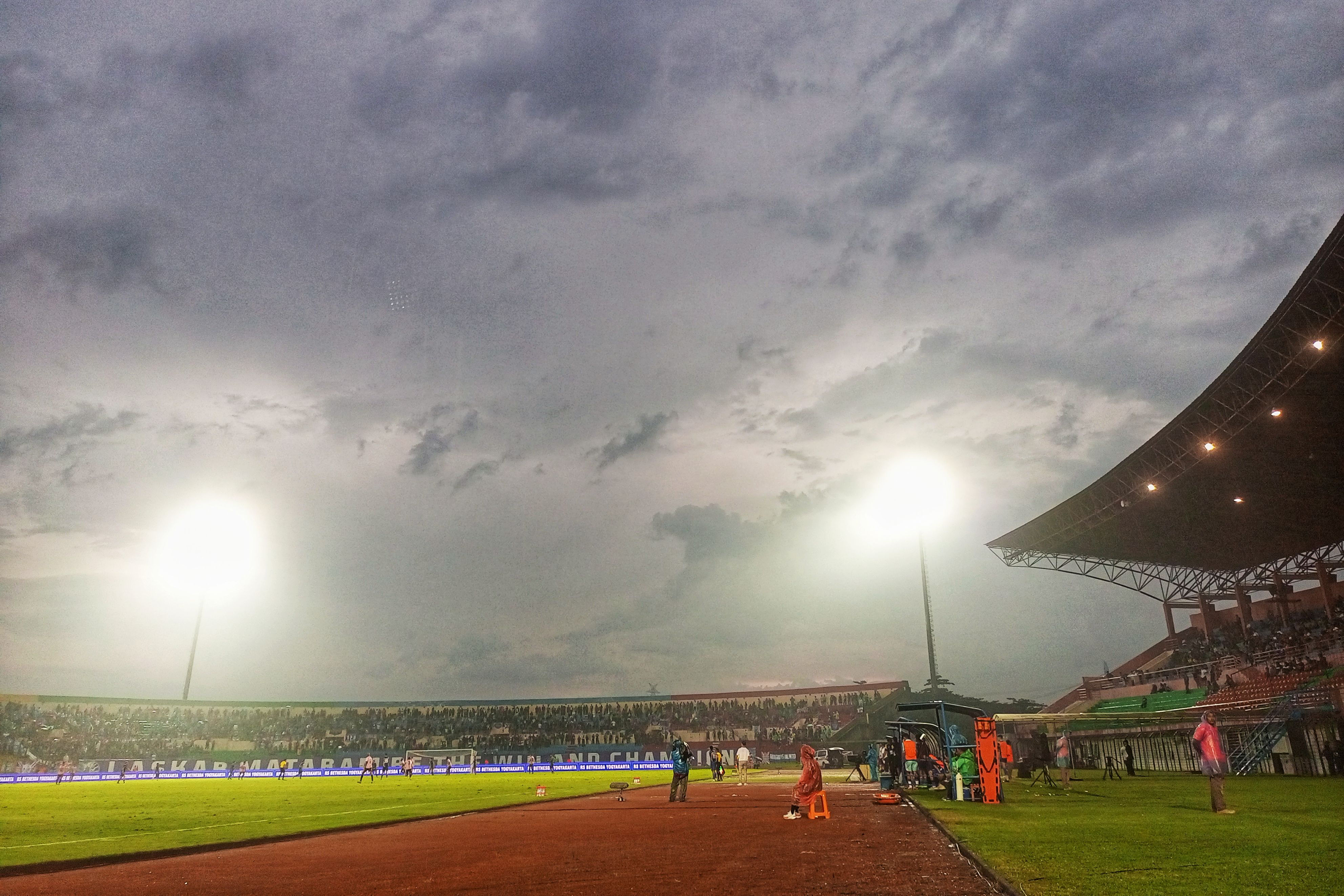 Suasana Stadion Sultan Agung (SSA) saat pertandingan PSIM Jogja menjamu Persik Kediri, Bantul, Jumat (31/10). Fasilitas lampu penerangan di SSA belum sepenuhnya memenuhi standar kriteria yang ditetapk