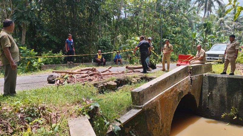 PATAH: Personel BPBD meninjau Jalan Krembangan Milir yang mengalami amblas pada saluran air.&nbsp;