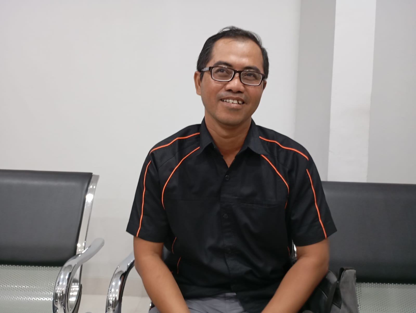 SENANG : Totok Wijayanto warga Keparakan, Mergangsan, Kota Jogja saat ditemui di Klinik Mata Jogja, Jumat (31/10/2025).