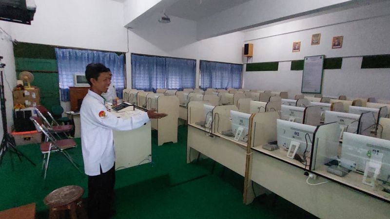 PERSIAPAN: Wakil Kepala Sekolah MAN 1 Kulon Progo menunjukkan lab khusus TKA.