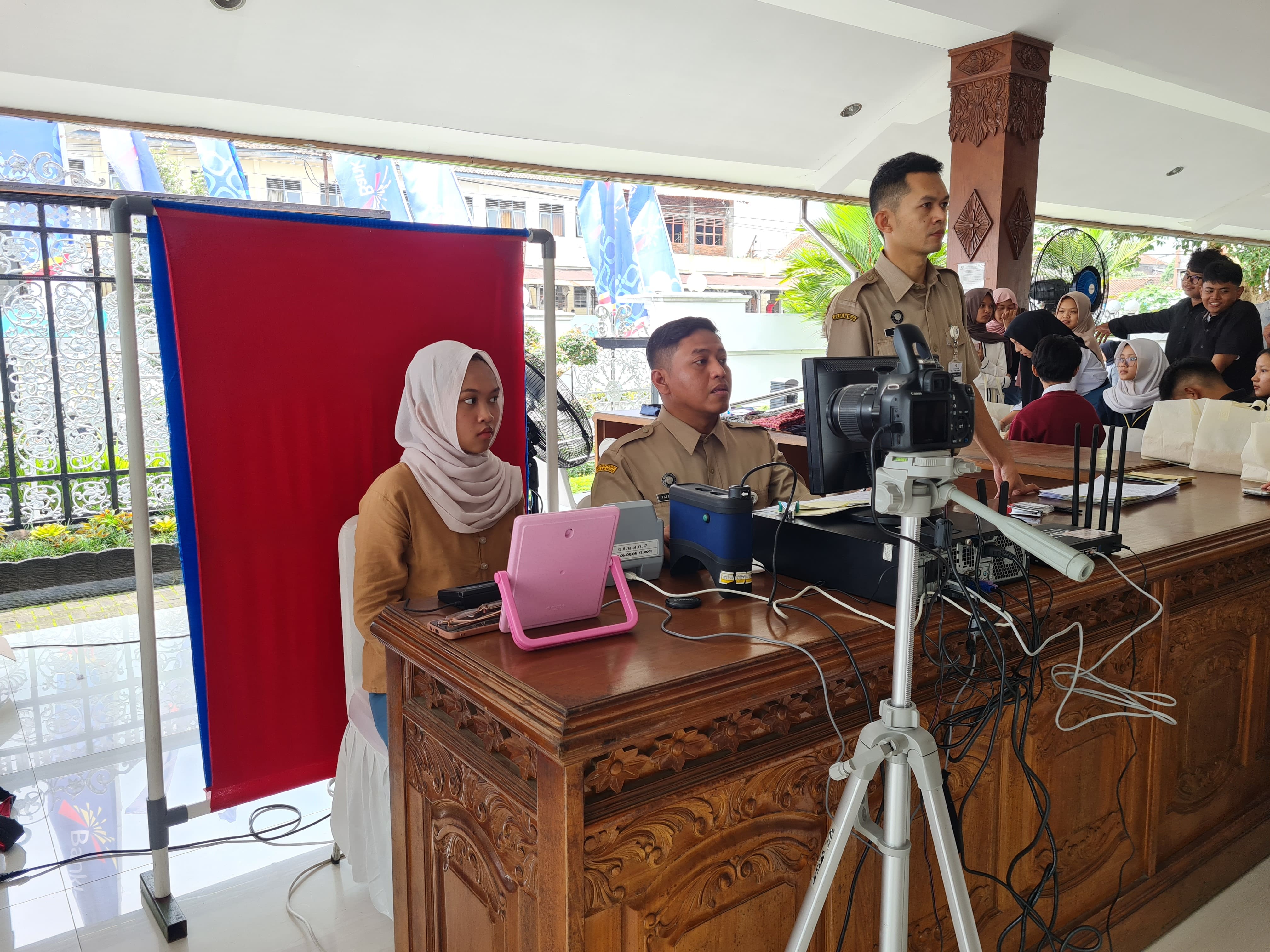 Siswa SMA sedang melakukan perekaman KTP-el di Pendopo Pengabdian, Senin (3/11).