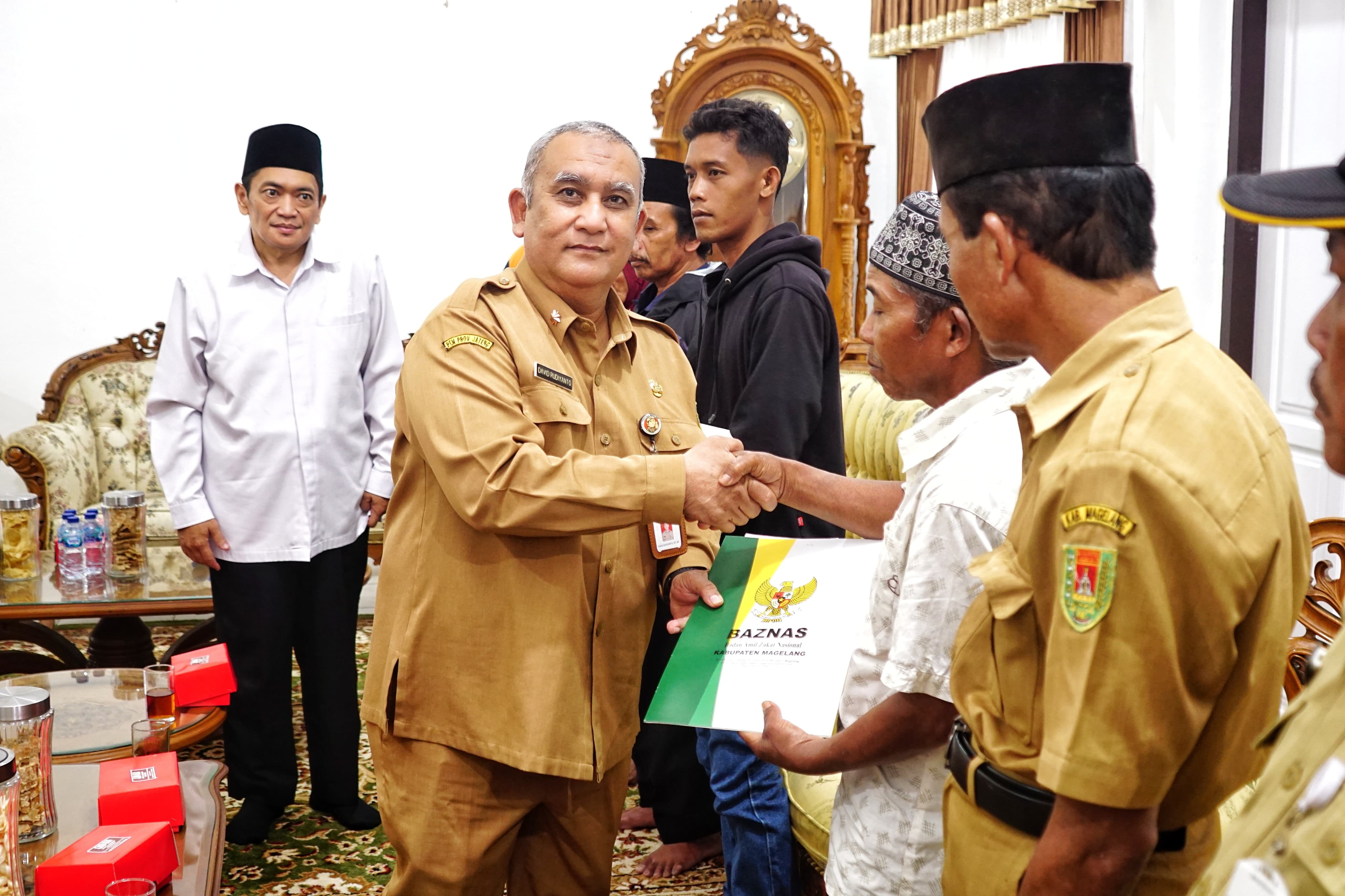 Baznas Kabupaten Magelang memberikan bantuan kepada korban bencana di rumah dinas wakil bupati, Senin (3/11).