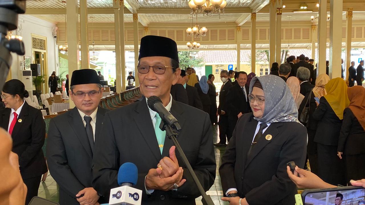 Raja Keraton Jogja sekaligus Gubernur DIY Sri Sultan Hamengku Bawono Ka 10 saat ditemui di Kompleks Kepatihan, Jogja, Senin (3/11).