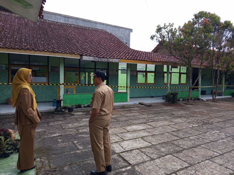 MENGKHAWATIRKAN: Atap ruang kelas di SDN Secang 3 roboh usai hujan deras yang melanda Kabupaten Magelang.