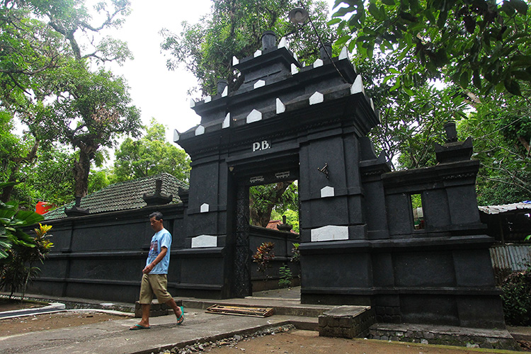 Abdi dalem Keraton Surakarta melakukan persiapan bedah bumi pemakaman Paku Buwono (PB) XIII, di Kedaton Girimulyo, kompleks Makam Raja-raja Imogiri, Bantul,  Senin (3/11/2025).