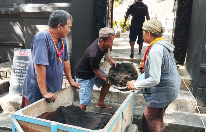 KERJA BAKTI: Abdi Dalem Surakarta sedang melakukan persiapan bedah bumi pemakaman Paku Buwono (PB) XIII di Kedaton Girimulyo, Imogiri,&nbsp;Senin&nbsp;(3/11/2025).