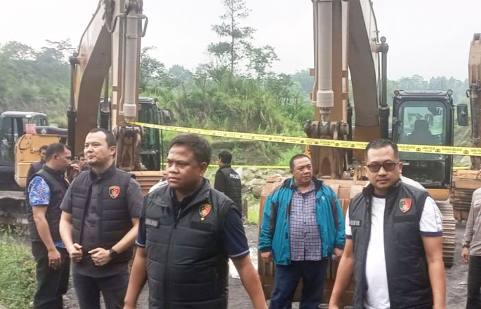 RUSAK LINGKUNGAN: Tim Bareskrim Polri dan Dinas ESDM Provinsi Jateng serta Balai TNGM saat menggerebek aktivitas penambangan ilegal di alur Sungai Batang, Srumbung, Sabtu (1/11).