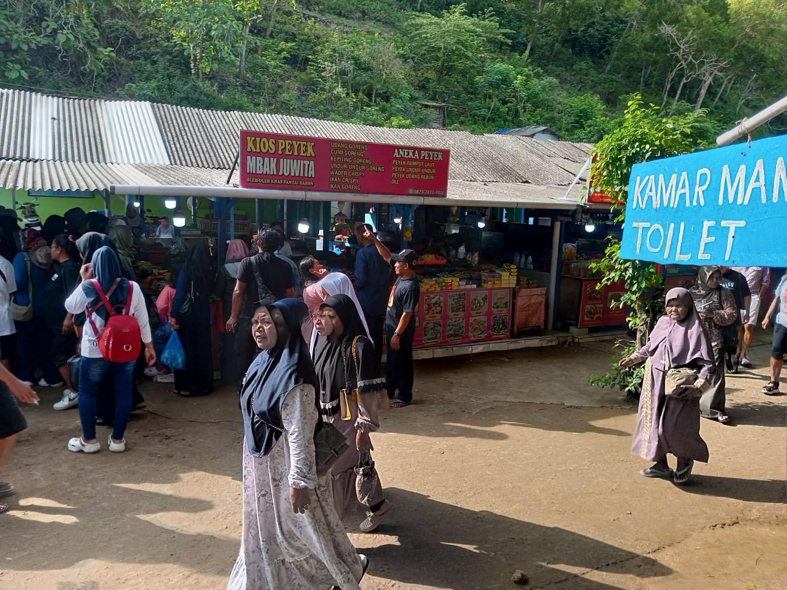 Kios pedagang di kawasan wisata pantai Gunungkidul menjadi tujuan wisatawan setelah usai menikmati keindahan alam. Seperti yang terjadi di Pantai Baron, setiap akhir pekan k