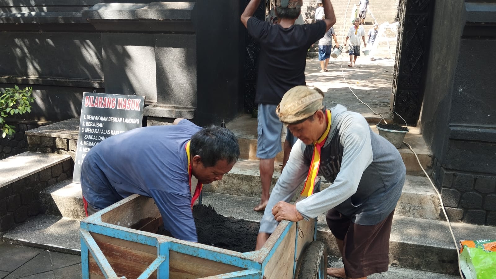 KERJA BAKTI: Abdi dalem Surakarta sedang melakukan persiapan bedah bumi pemakaman Pakubuwono (PB) XIII di Kedhaton PB X, XI, XII Senin (3/11)