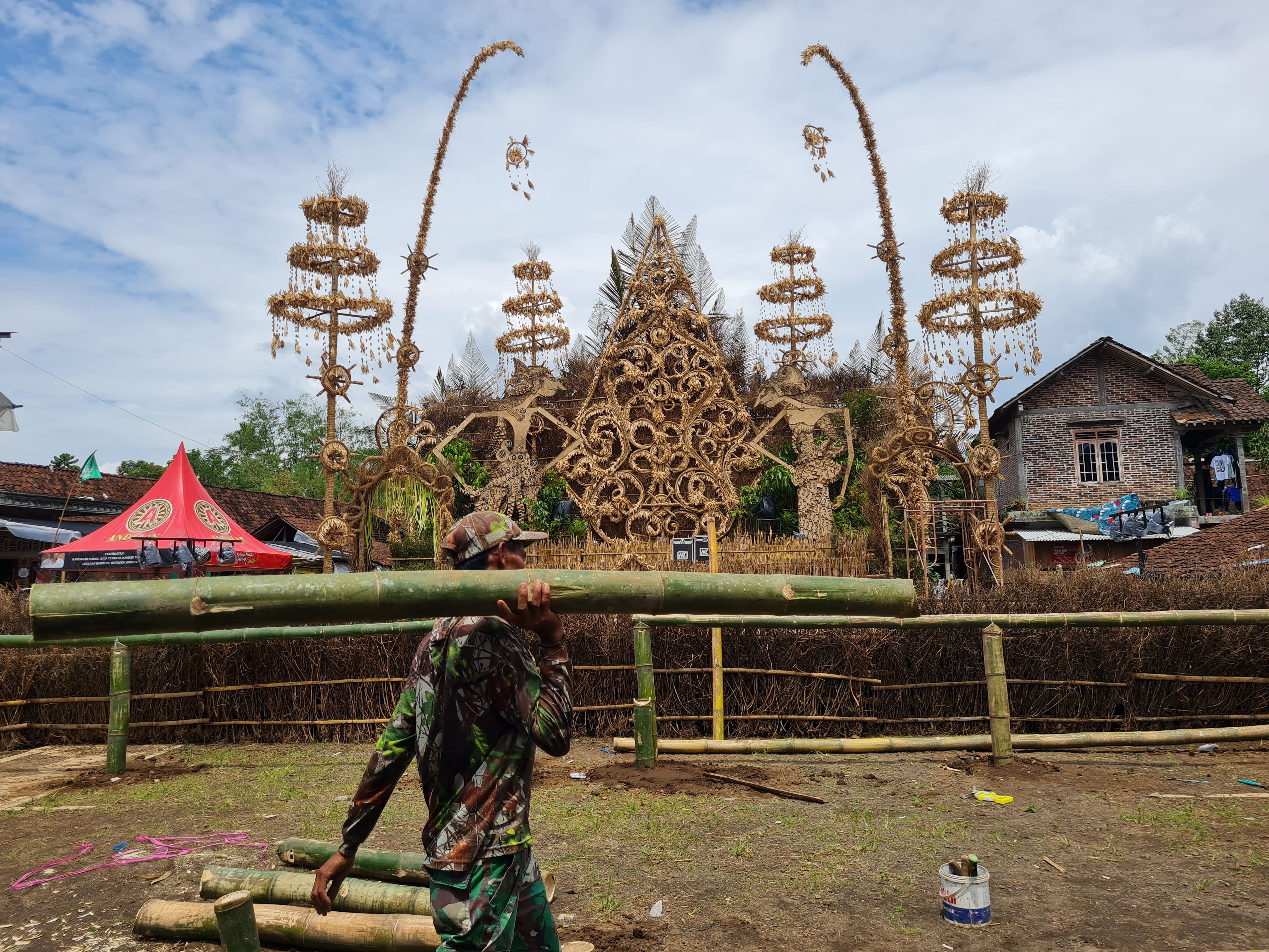 Warga tengah menghias panggung utama untuk Festival Kebonkliwon IV, Selasa (4/11).