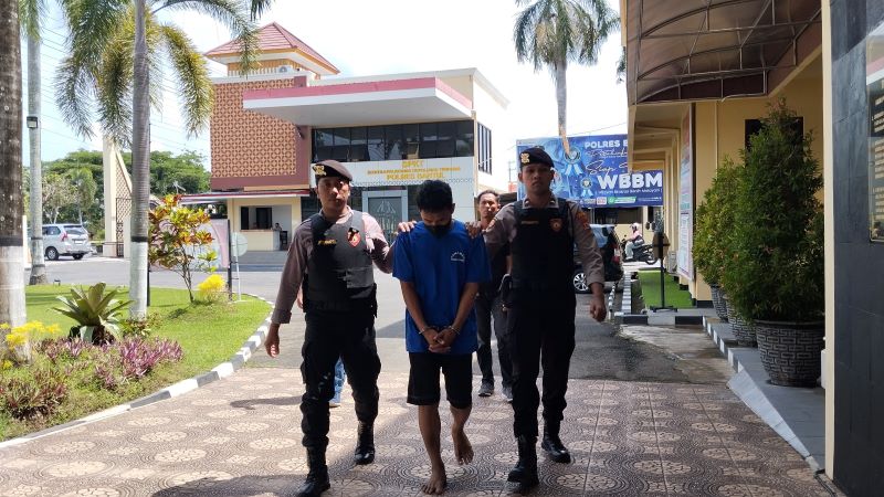 DICOKOK: Tersangka pencurian sepeda motor saat dihadirkan di Polres Bantul Selasa (4/11).