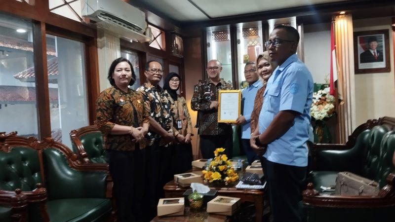 SIMBOLIS: Penyerahan sertifikat indikasi geografis Wayang Kulit Tatah Sungging di ruang kerja bupati Bantul Selasa (4/11)