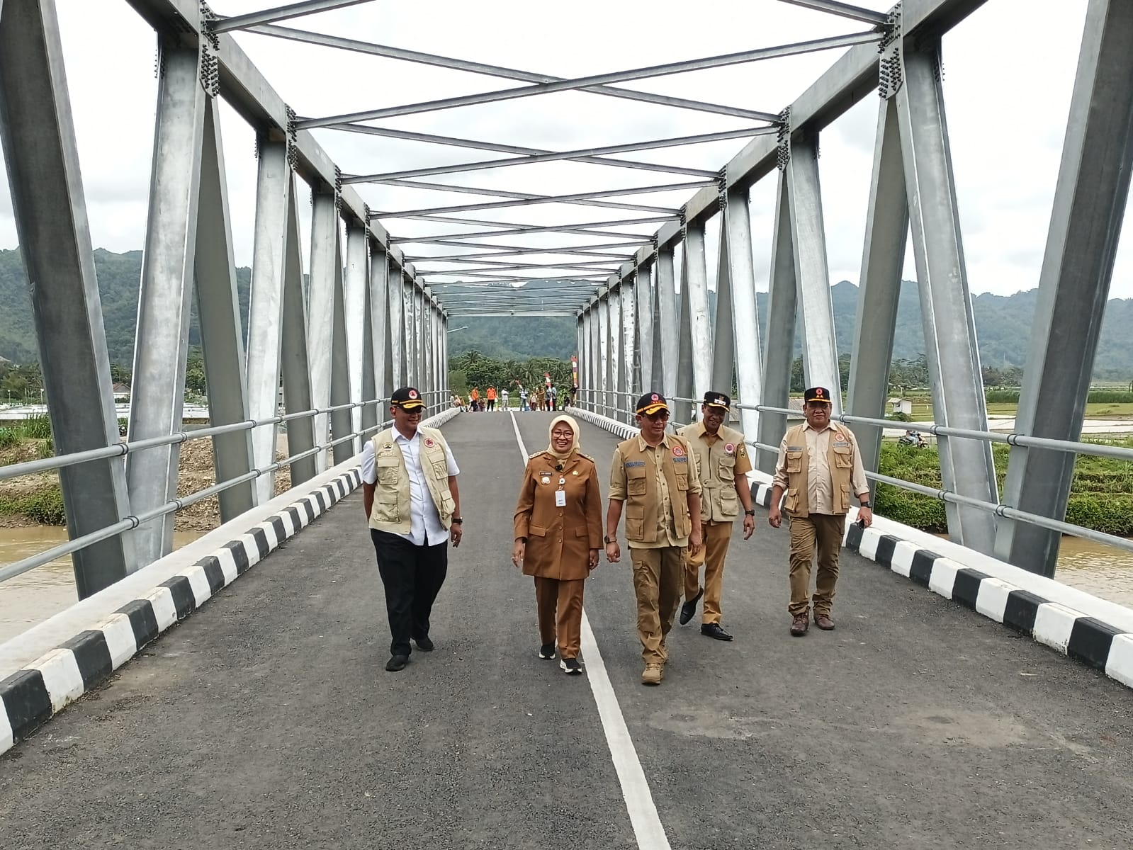 Prosesi peresmian jembatan baru oleh pejabat terkait di Desa Wetonkulon, Kecamatan Puring, Selasa (4/10). (M Hafied/Radar Jogja)  &nbsp;