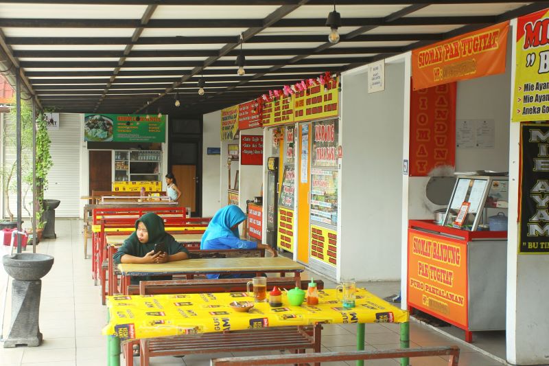 LENGANG: Suasana rooftop Pasar Sentul yang menjadi pusat jajanan serba ada (pujasera) sepi pengunjung.