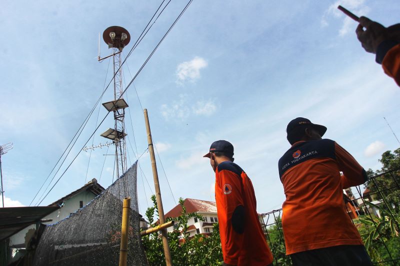 SIAGA: Personel BPBD Kota Jogja melakukan simulasi penggunaan alat peringatan dini banjir di bantaran Sungai Winongo, Pingit, Jetis, Kota Jogja Selasa (4/11).