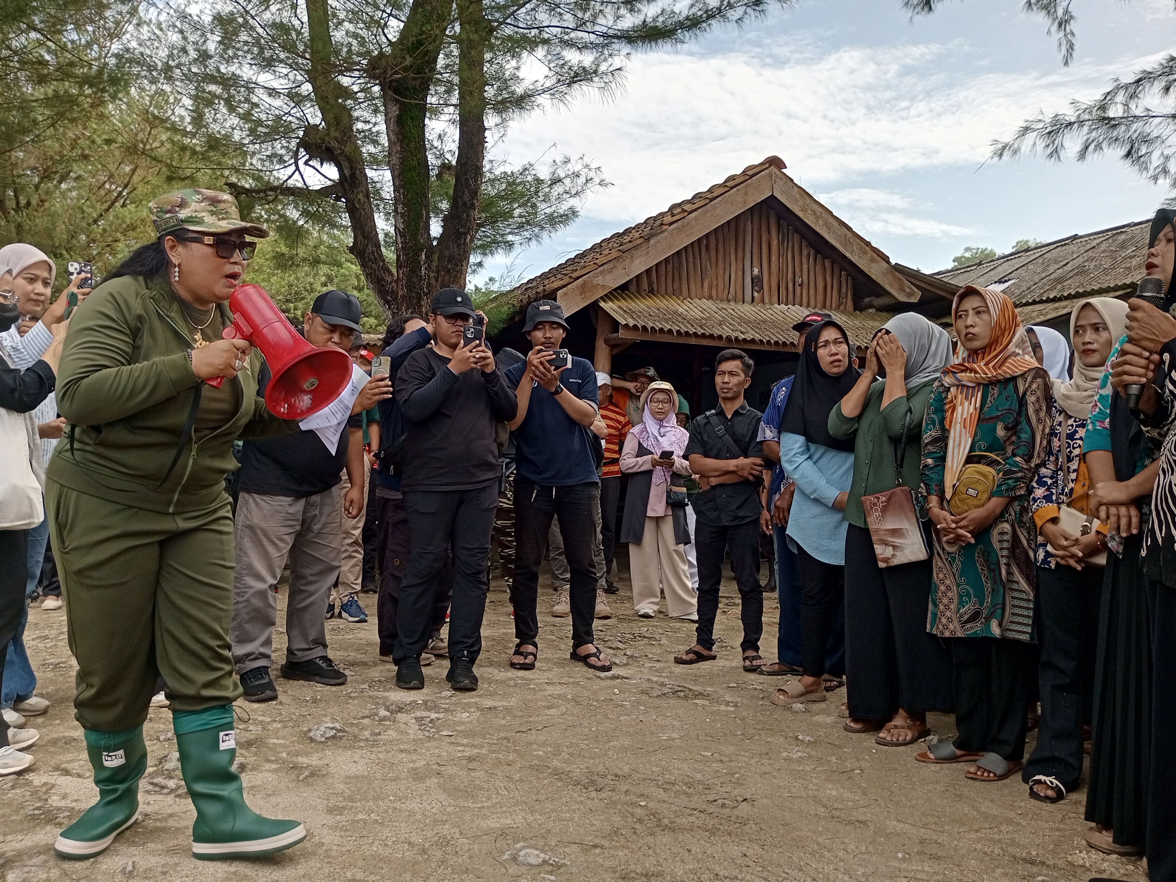 Bupati Gunungkidul sedang memberikan penjelasan terhadap pedagang di Pantai Sepanjang. Hal ini dilakukan setelah salah satu pedagang menanyakan tempat relokasi yang tak layak kepada bupati Gunungkidul
