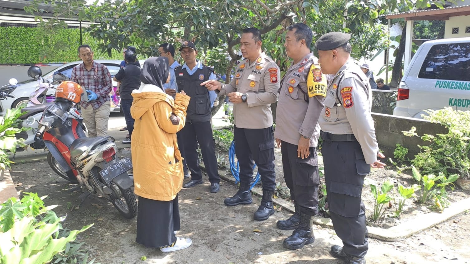 Polisi saat melakukan olah TKP di rumah kontrakan korban Rosita di Gamping, Sleman, Selasa (4/11/2025).