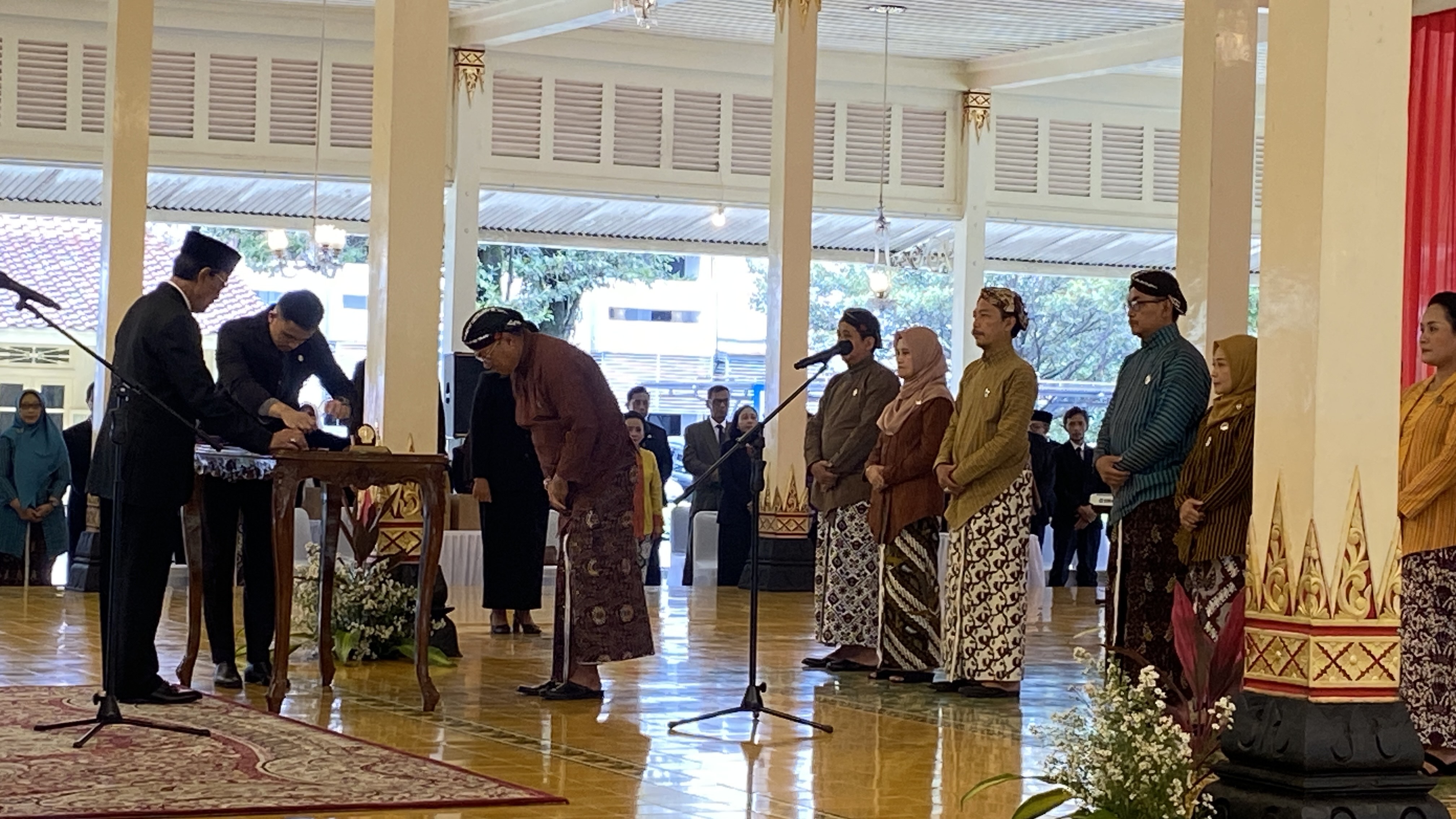 Pelantikan sejumlah kepala Organisasi Perangkat Daerah (OPD) di Bangsal Kepatihan, Jogja, Senin (3/11).