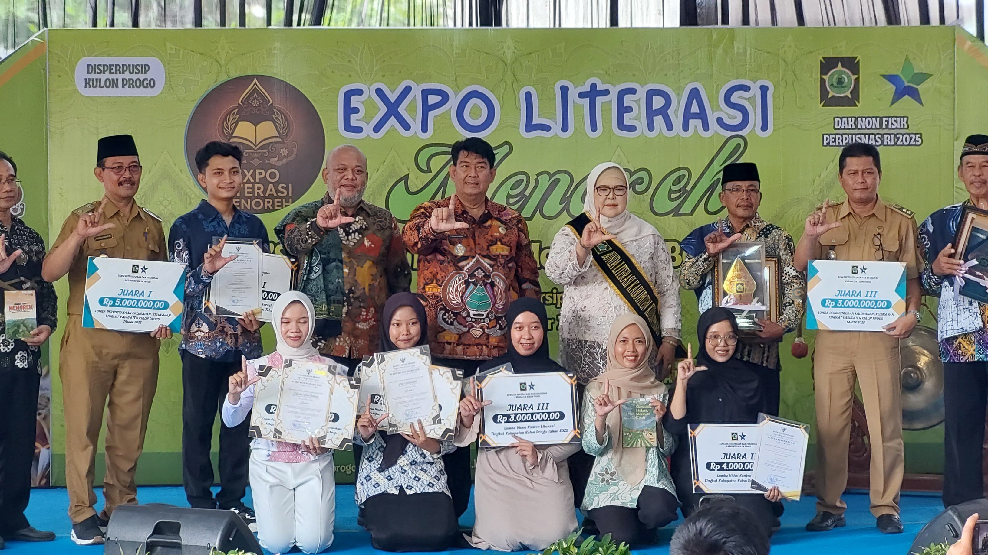 Bupati Kulon Progo menyerahkan penghargaan ke peserta lomba Festival Literasi dan pegiat literasi di Bumi Binangun.