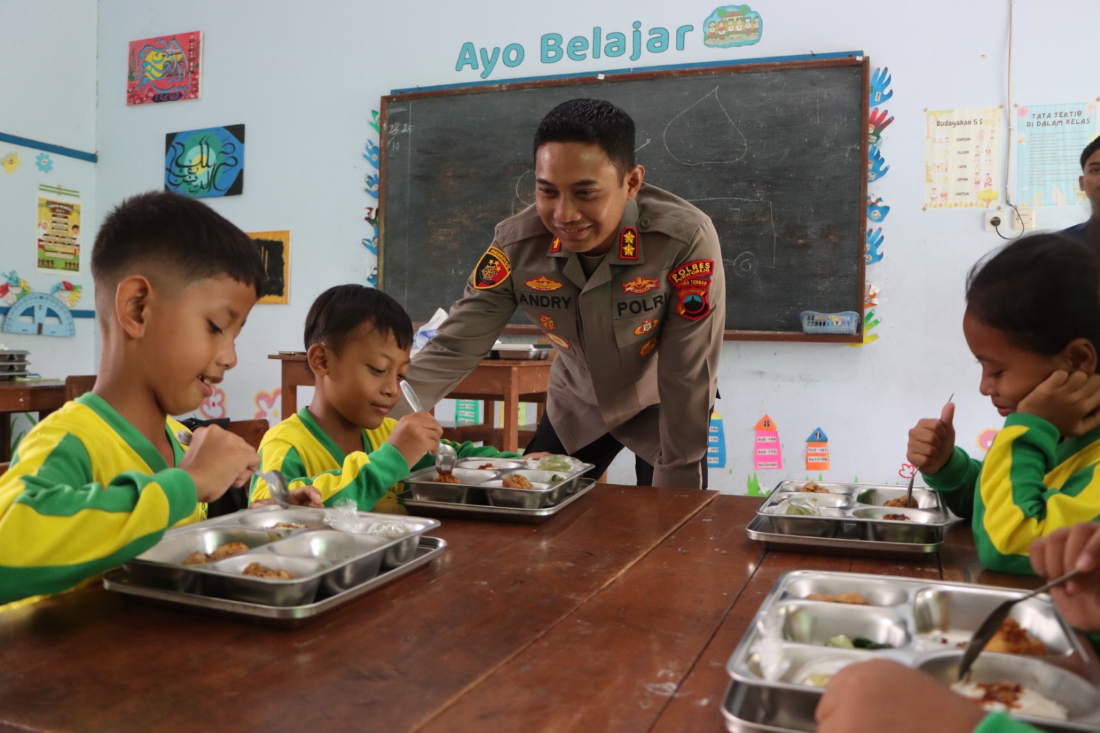 &nbsp;Kapolres Purworejo AKBP Andry Agustiano meninjau pelaksanaan program Makan Bergizi Gratis (MBG) yang disalurkan melalui dapur yang dikelola Yayasan Kemala Bhayangkari Cabang Purworejo.