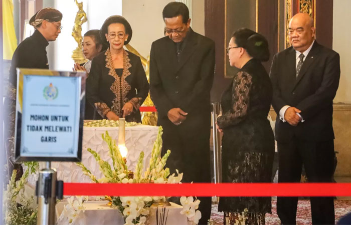 Sri Sultan Hamengku Bawono Ka 10 dan KGPAA Paku Alam X datang melayat SISKS Paku Buwono XIII.