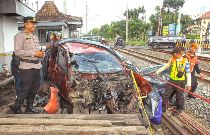 TERTEMPER: Kondisi mobil hancur seusai mengalami kecelakaan dengan kereta 161 Bangunkarta di perlintasan antara Stasiun Brambanan dan Maguwo, Prambanan, Sleman, Selasa&nbsp;