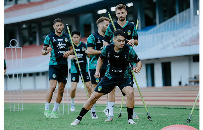 Para pemain PSIM Jogja saat menjalani latihan di Stadion Mandala Krida.