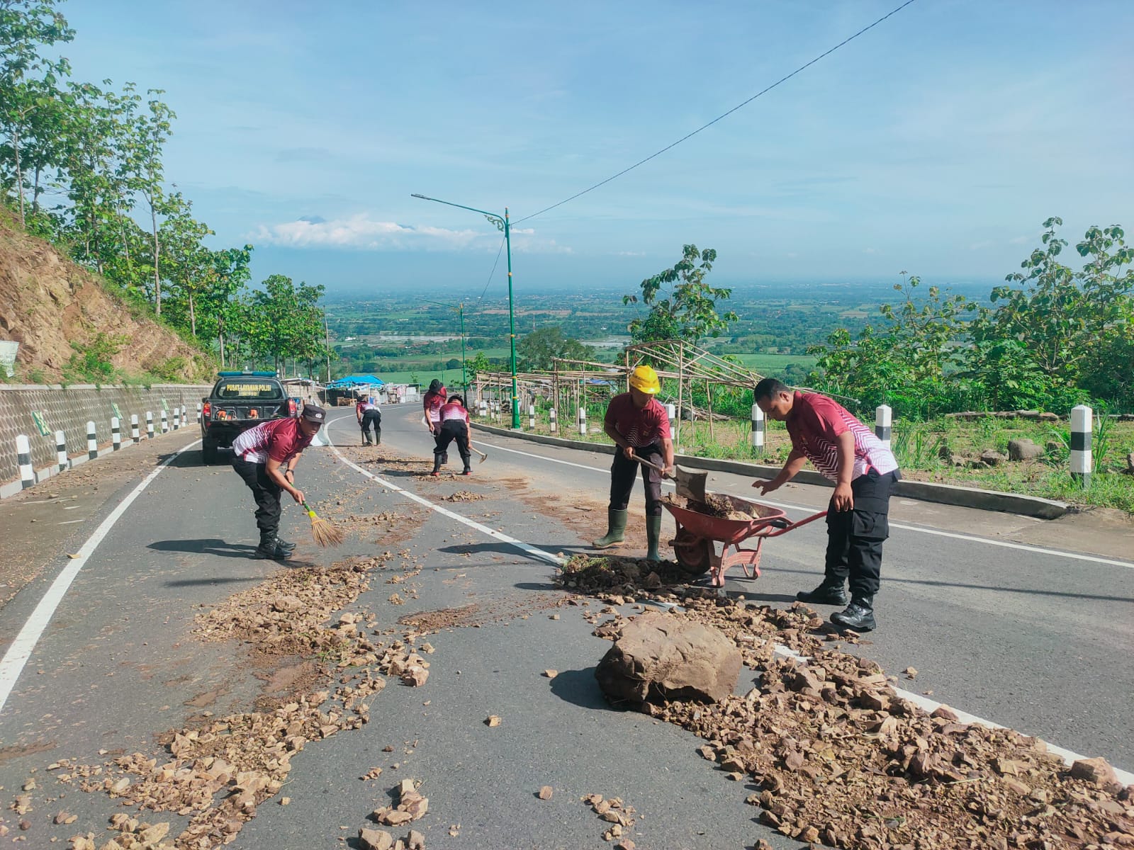 Pembersihan material longsor di di ruas jalan Clongop, Kalurahan Watugajah, Kapanewon Gedangsari pada Selasa pagi (4/11).