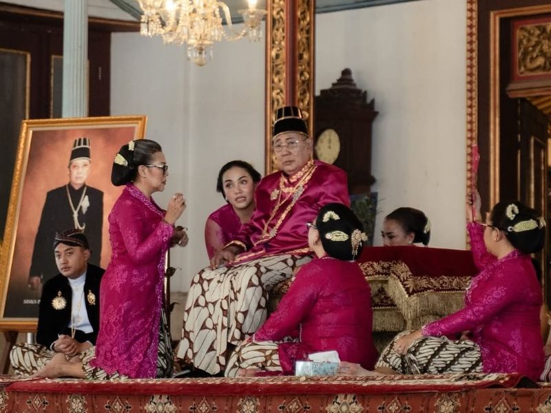 Sri Susuhunan Pakubuwono XIII bersama putra-putrinya.