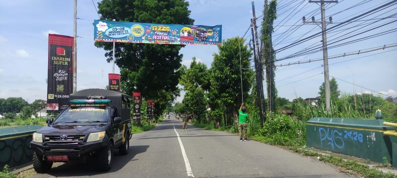 ILEGAL: Petugas Satpol PP Bantul saat melakukan penertiban spanduk dan rontek.