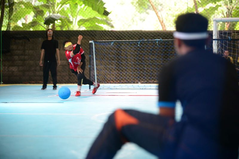 Para atlet tunanetra saat berlaga di ajang turnamen goalball tunanetra DIY tahun 2025