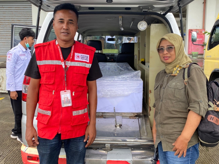 Peti jenazah Tenaga Kerja Indonesia (TKI) asal Kebumen Siti Ngulwiyah, 54, tiba di Bandara Yogyakarta International Airport (YIA), Rabu (5/11) setelah diterbangkan dari Malaysia.