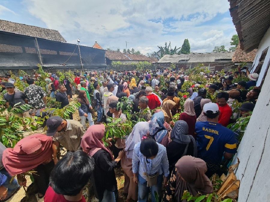 ANTUSIAS: Warga dari berbagai daerah berduyun-duyun mengambil bibit pohon saat Festival Kebonkliwon IV, Rabu (5/11/2025).