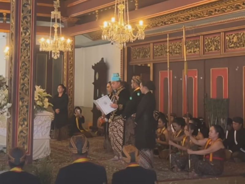 KGPAA Hamangkunegoro Saat Pembacaan Atur Belasungkawa untuk Sri Susuhunan Pakubuwono XIII.