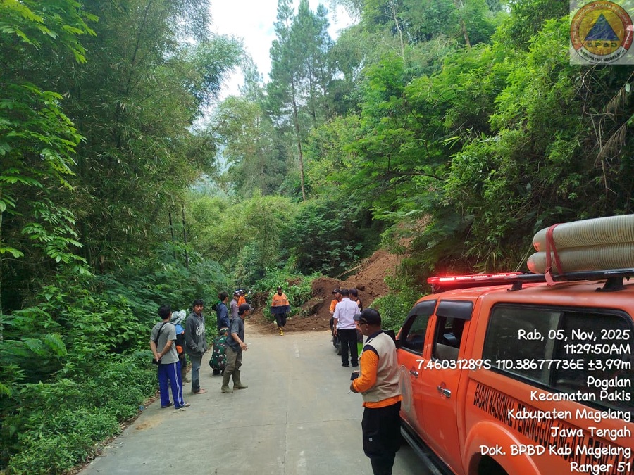 PEMBERSIHAN: Tim gabungan mulai membersihkan sisa material longsor di Jalan Kaponan-Ketep,&nbsp;Rabu (5/11/2025).