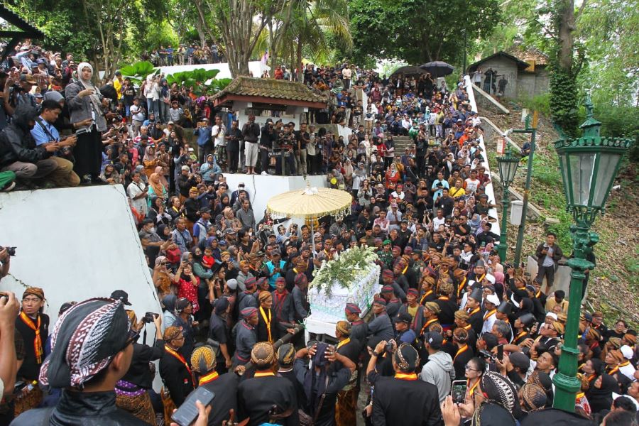 PROSESI: Peti jenazah yang ditandu akan dibawa ke Kedaton Girimulyo tempat pemakaman PB XIII Rabu (5/11)