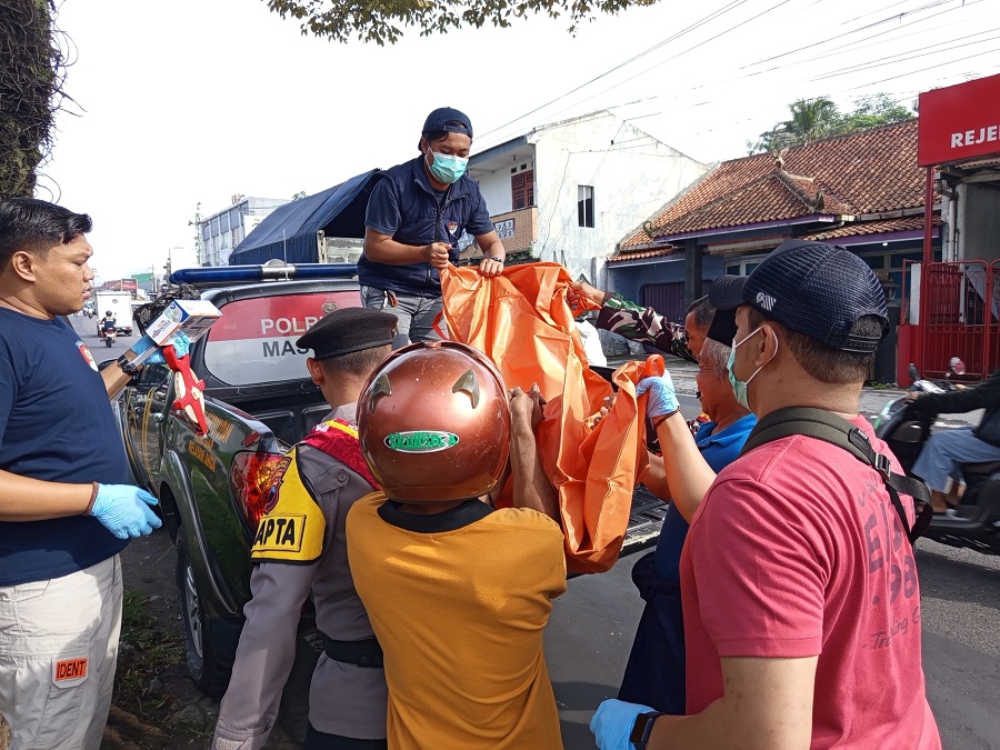 EVAKUASI: Polisi mengevakuasi jenazah S untuk dilakukan visum luar, Rabu (5/11/2025).