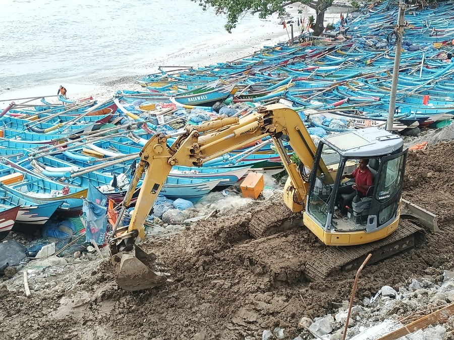 PENATAAN ULANG : Sebuah alat berat beroperasi di kawasan Pantai Menganti, Desa Karangduwur, Kecamatan Ayah, Rabu (5/11/2025).