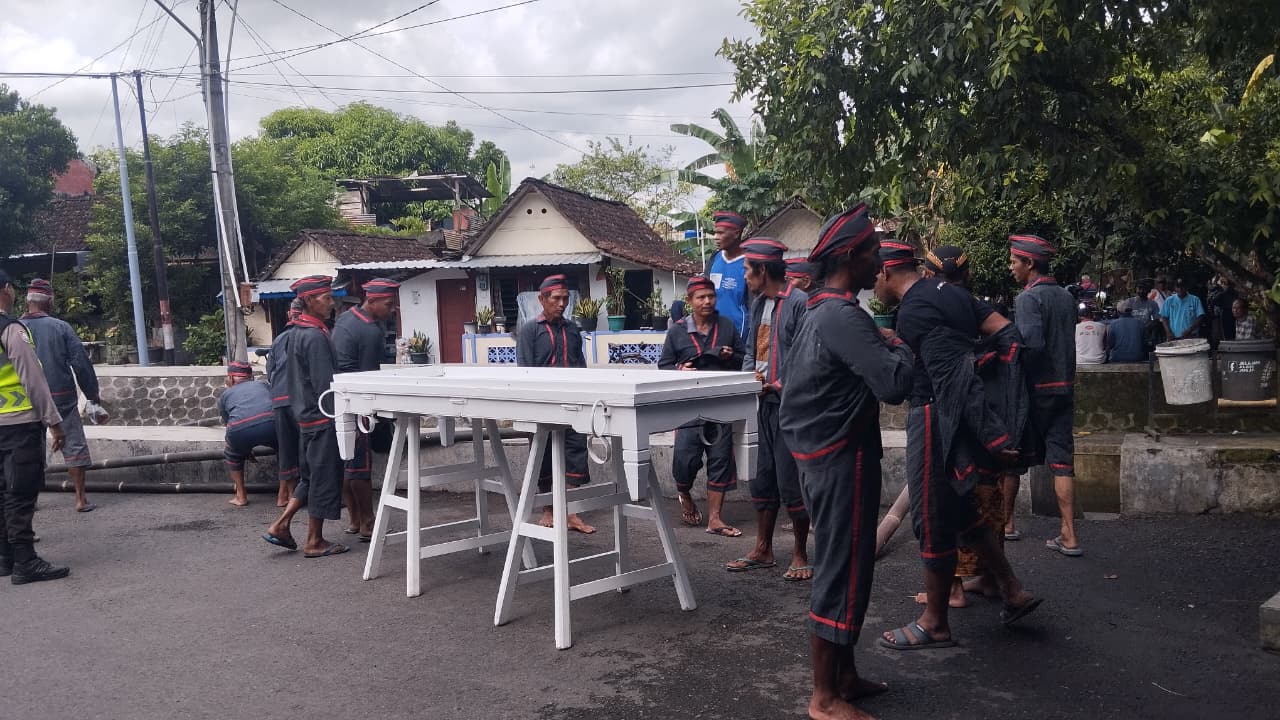 PERSIAPAN: Keranda Jenazah Paku Buwono XIII sedang disiapkan di Bale Paleraman Komplek Makam Raja-Raja Imogiri Rabu (5/11)