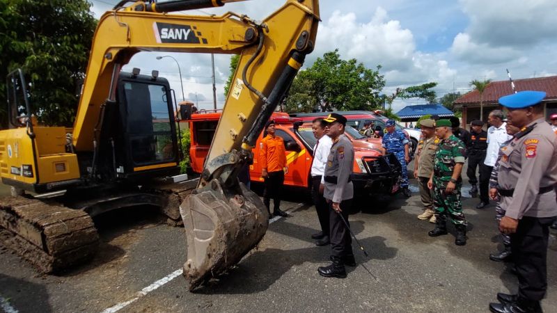 SIAP: Kapolres Kulon Progo meninjau kesiapan alat penanganan bencana.
