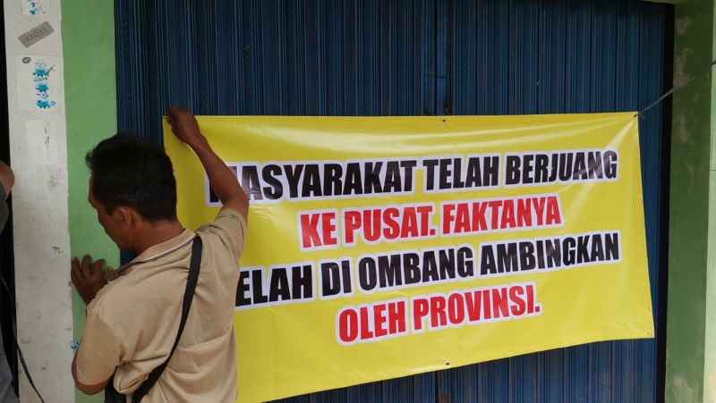 GERAM DAN KECEWA: Warga Kulon Progo terdampak JJLS pasang spanduk protes ganti rugi aset mereka yang hingga kini belum terbayarkan.