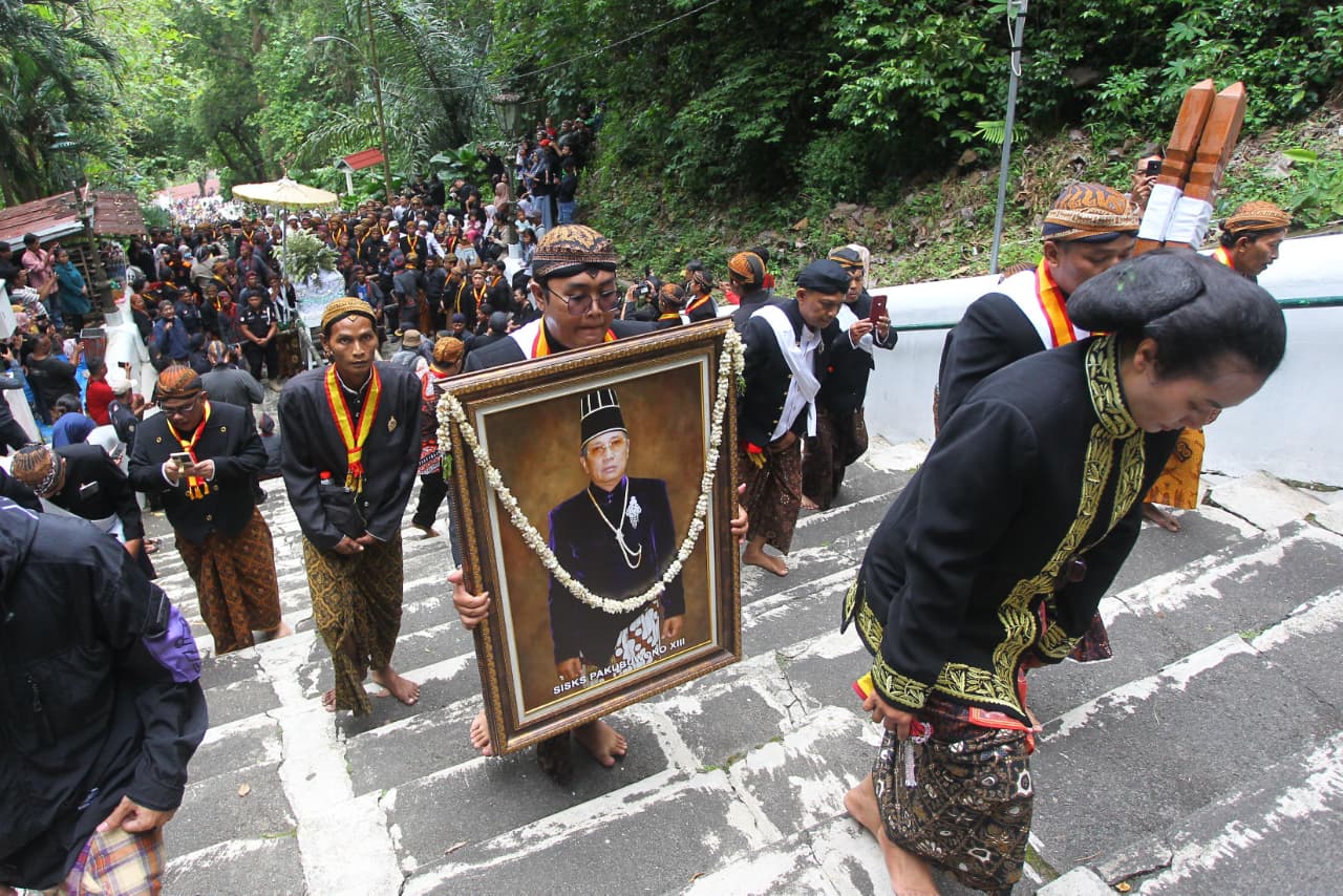 Pemakaman Sinuhun PB XIII di makam Imogiri