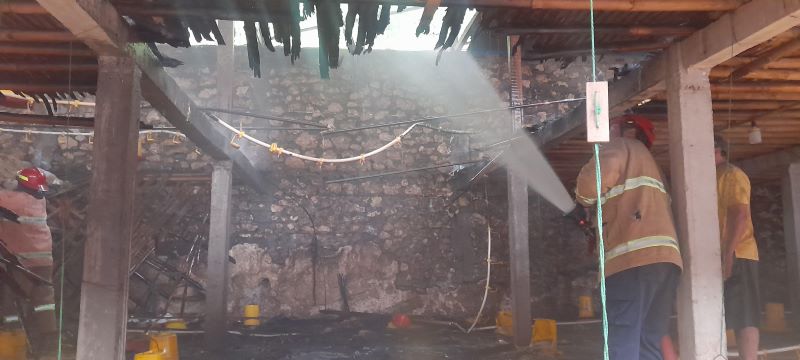 PENDINGINAN: Petugas pemadam kebakaran saat memadamkan api di kandang ayam wilayah Mojosari, Hargosari, Tanjungsari Rabu (5/11).