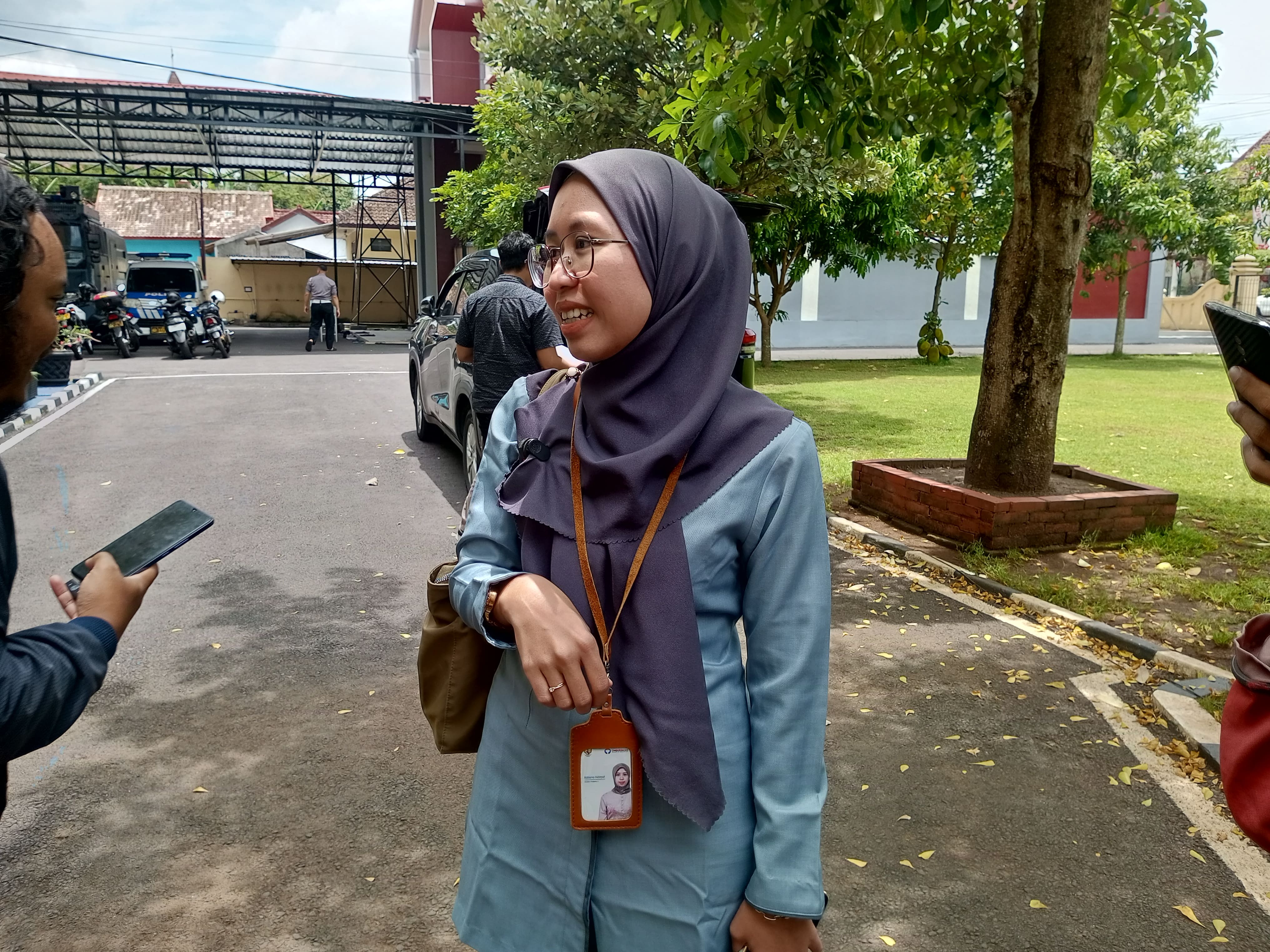 Asisten Pemeriksaan Laporan Ombudsman DIJ Rizkiana Hidayat saat ditemui di halaman Polres Gunungkidul pada Rabu siang (5/11).