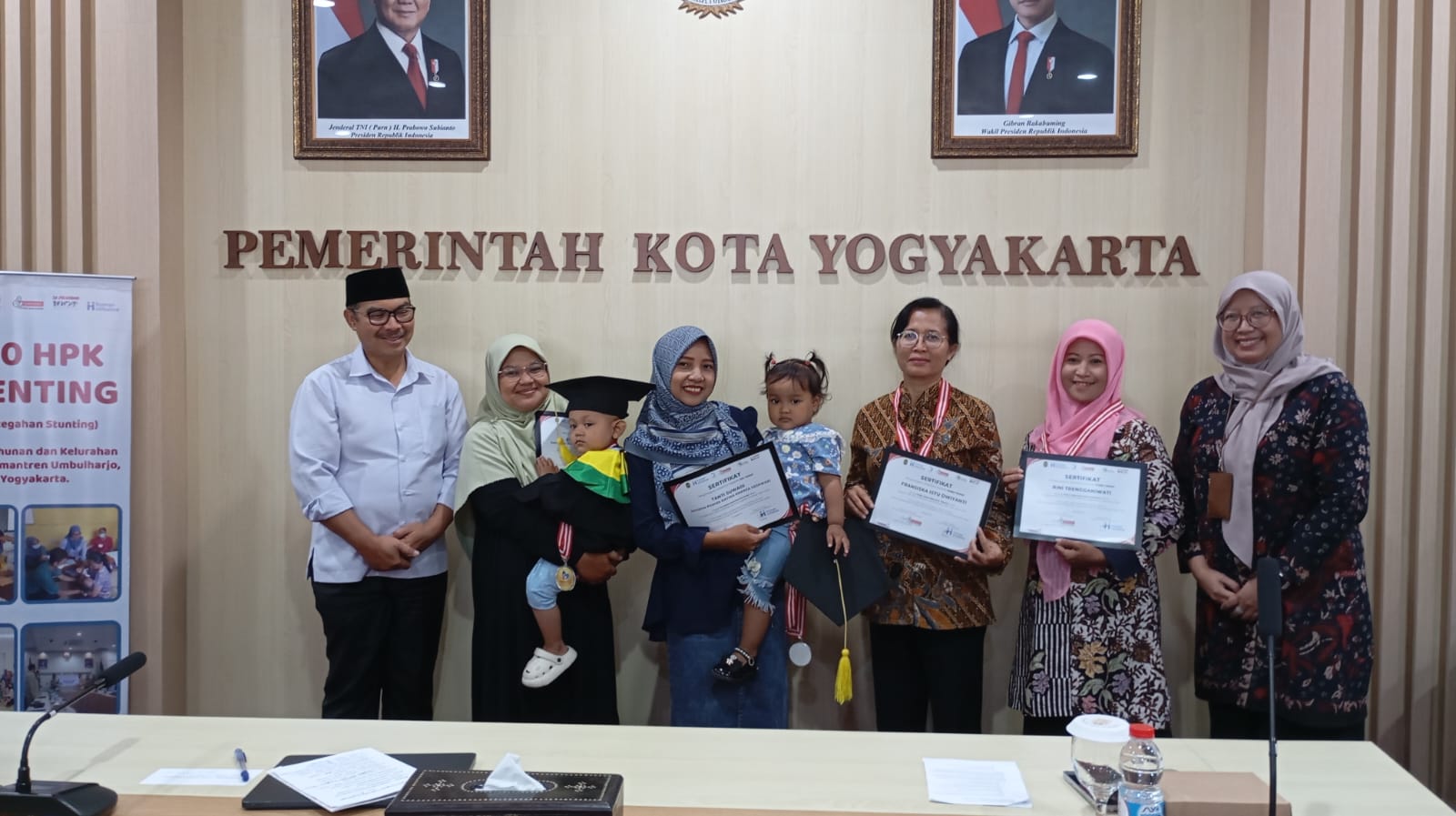 Wali Kota Jogja Hasto Wardoyo saat memberikan penghargaan kepada balita yang sudah graduasi stunting lewat program Si Penting "Aksi Pencegahan Stunting&rdquo; di Balai Kota Jogja, Rabu (5/11/2025).