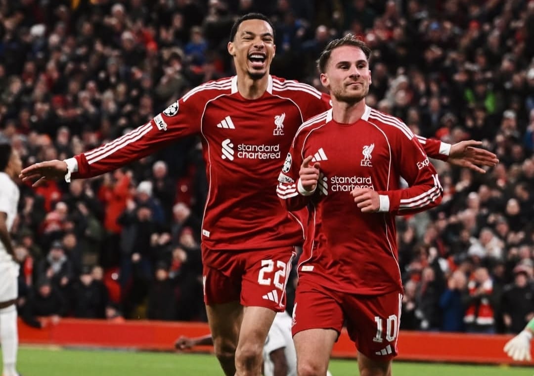 Alexis Mac Allister rayakan gol kemenangan Liverpool atas Real Madrid bersama Hugo Ekitike