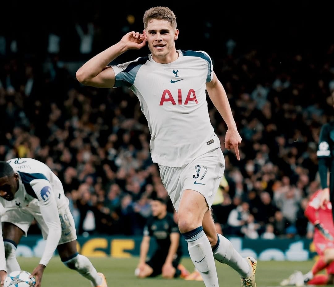 Selebrasi Micky van de Ven setelah mencetak gol indah dalam kemenangan Tottenham Hotspur di Liga Champions atas FC Copenhagen